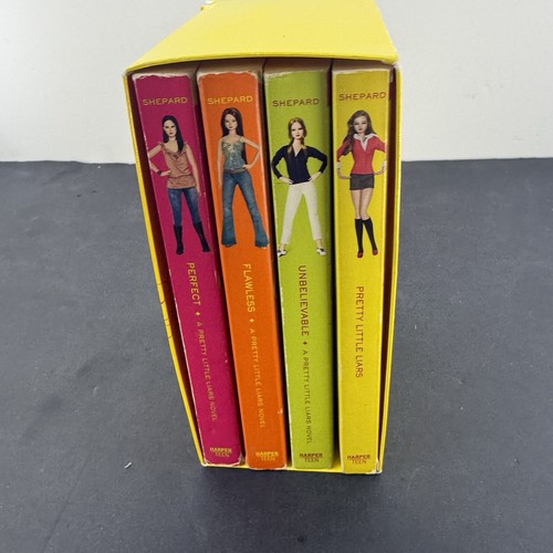 Pretty little liars books - 💚,
